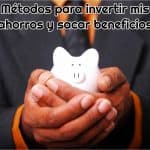 persona invirtiendo sus ahorros