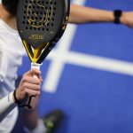 persona jugando al padel